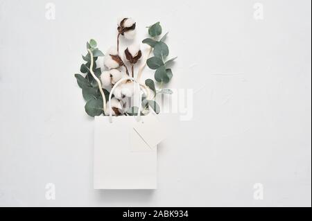 Mock up Herbst getrocknete Blumenstrauß aus Baumwolle Blumen und Blätter von eucaliptus in Weiß-Paket mit Platz für Ihren Text. Grußkarte Design für Poster Stockfoto