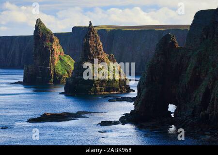 Die Duncansby Stapel an Duncansby Head, der nordöstlichen Spitze von Schottland Stockfoto