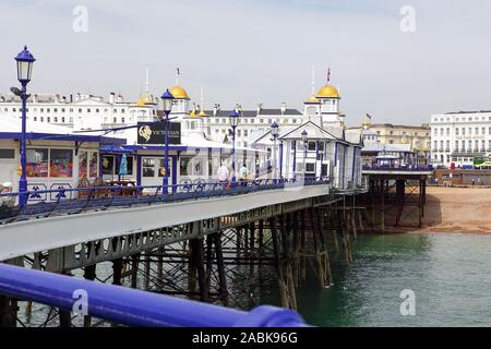 Hier Angesehen von der Eastbourne Pier ist der unverwechselbare Viktorianische Architektur der 1870er Jahre. Stockfoto