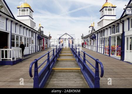 Hier Angesehen von der Eastbourne Pier ist der unverwechselbare Viktorianische Architektur der 1870er Jahre. Stockfoto