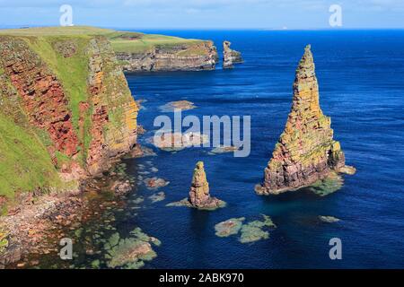 Die Duncansby Stapel an Duncansby Head, der nordöstlichen Spitze von Schottland Stockfoto