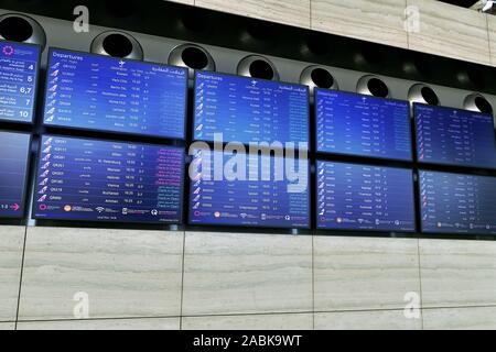 Doha, Katar - Nov 24. 2019. Informationsschalter des Hamad International Airport Stockfoto