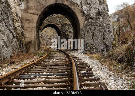 Alten, verlassenen Bahnhof durch kurze Tunnel, die sich in malerischer Landschaft Stockfoto