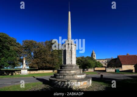 Die Market Cross, John Clare Memorial und St Botolphs Kirche, helpston Dorf, Cambridgeshire, England, Großbritannien Stockfoto
