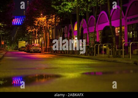 Eindhoven, Niederlande, 25. Mai 2018. Ein Blick auf die hellen Lichter von STRIJP S, der Bäume, der Straßen und Gebäude und Reflektieren Stockfoto
