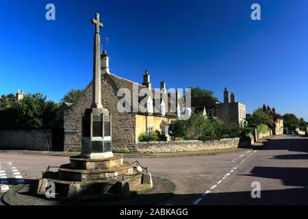 Das Kriegerdenkmal und Blick auf die Straße, Easton auf der Hill Village, Northamptonshire County, England, Großbritannien Stockfoto