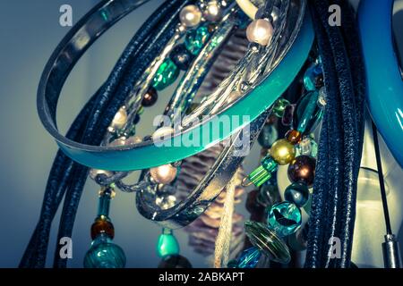 Auswahl an Damenschmuck hängen an einem Display rack Stockfoto