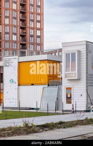 Strijp S Eindhoven, Niederlande, 4. März 2019. Kreative container Stadt selfbuilt mit Containern Plug-in City Gebäude. Kreisförmige econom Stockfoto