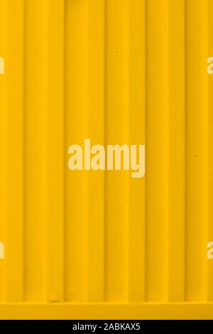 Container detail Hintergrund Wellpappe gelb tiefe Farben mit Metallteilen. Hintergrund, Tapeten. Niemand, vertikal gedreht. Gerade Linien, mininal, min. Stockfoto