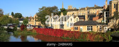 Herbst Blick über den Fluss Welland Wiesen, Stamford Town, Lincolnshire, England, Großbritannien Stockfoto