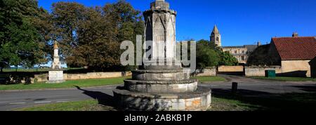 Die Market Cross, John Clare Memorial und St Botolphs Kirche, helpston Dorf, Cambridgeshire, England, Großbritannien Stockfoto