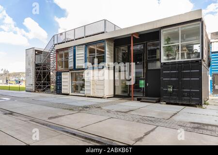 Eindhoven, Niederlande, 4. Mai 2019. Ein Blick auf die Fassade des selbst errichtete temporäre Shipping Container Stadt Plug-in City auf Strijp S mit Desig Stockfoto