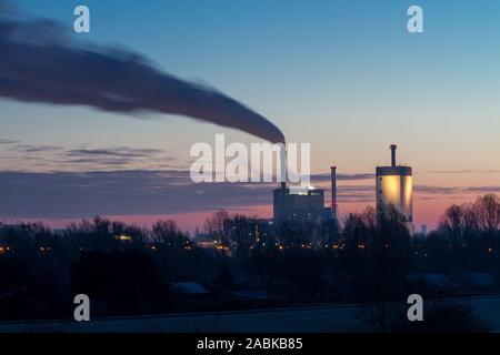 Lange Belichtung eines Kohlekraftwerk mit massiven Rauch Wolke aus Rauch beim Sonnenaufgang Stapel Stockfoto