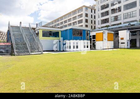 Eindhoven, Niederlande, 4. Mai 2019. Ein Blick auf die integrierte Eigendiagnose temporäre Shipping Container Stadt mit Stecker des Design Studio - in der Stadt auf Strijp S auf Stockfoto