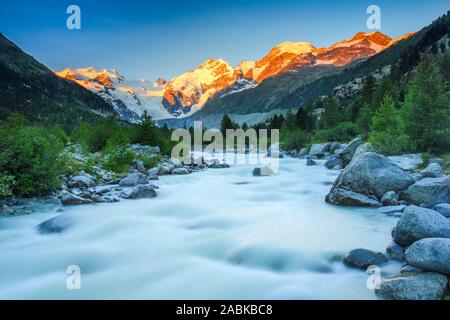 Morteratsch Tal mit Piz Palue (3905 m), Piz Bernina (4049 m), Piz Morteratsch (3751 m) und der Morteratschgletscher im Herbst. Oberengadin, Graubünden, Schweiz Stockfoto