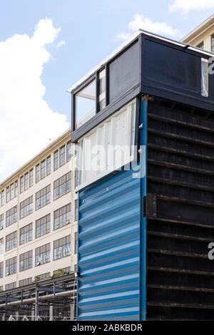 Eindhoven, Niederlande, 4. Mai 2019. Ein Detail blau Versandverpackung an Strijp S mit im Hintergrund die Apparatenfabriek Rundschreiben eco Stockfoto