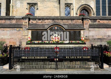 Stamford War Memorial außerhalb des Browne Krankenhaus, Broad Street, Stamford Town, Lincolnshire, England, Großbritannien Stockfoto