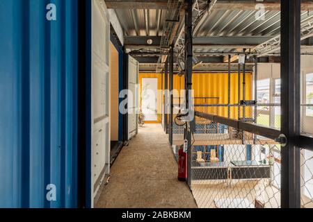 Blick von der walkboards innerhalb der temporären kreativen Raum mit Containern gebaut, Plug-in-Paviljoen am Plug-in City, Strijp S, Eindhoven, Stockfoto