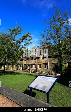 Kirschbäume im Lord Burghley Krankenhaus Armenhäuser, Stamford Town, Grafschaft Lincolnshire, England, Großbritannien Stockfoto