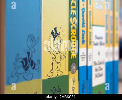 Nahaufnahme einer Sammlung von Don Rosa und Carl Barks comic Arbeiten über Onkel Dagobert Duck und Donald Duck Stockfoto