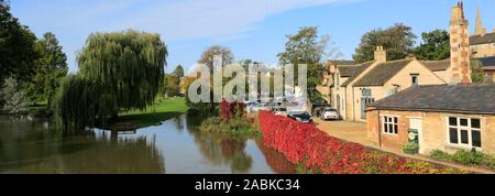 Herbst Blick über den Fluss Welland Wiesen, Stamford Town, Lincolnshire, England, Großbritannien Stockfoto