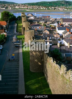 Conwy Stadtmauer, von der Wachtturm, der nördlichen Wand- und Mount Pleasant, in Richtung Stadt Graben Straße, das Conwy Estuary und Deganwy. Stockfoto