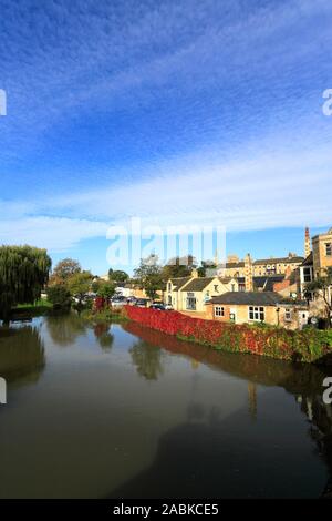 Herbst Blick über den Fluss Welland Wiesen, Stamford Town, Lincolnshire, England, Großbritannien Stockfoto