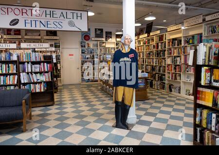 T-Shirts zum Verkauf an das Buch Revue, eine neue & gebrauchte Bücher Shop in Huntington, Long Island, New York. Stockfoto