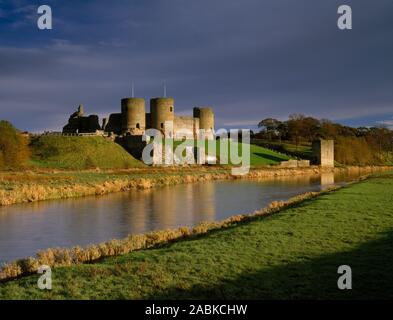 Rhuddlan Castle und River Clwyd, Denbighshire, North Wales. West Gate, Gate und den Fluss Clwyd. Stockfoto