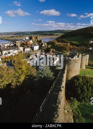 Conwy Stadtmauer und Burg, die von der Wachtturm-gesellschaft gesehen, der westlichen Wand über dem oberen Tor in die conwy Estuary. Stockfoto