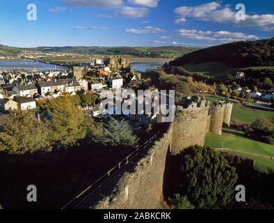 Conwy Stadtmauer und Burg, die von der Wachtturm-gesellschaft gesehen, der westlichen Wand über dem oberen Tor in die conwy Estuary. Stockfoto