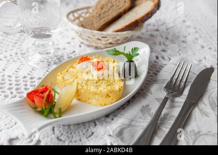 Ei und Käse Salat mit Wachteleier und Kaviar eingerichtet. Restaurant mit. Kopieren Sie Platz. Selektive konzentrieren. Stockfoto