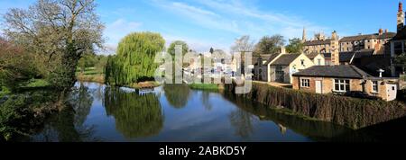 Blick über den Fluss Welland Wiesen, Stamford Town, Lincolnshire, England, Großbritannien Stockfoto