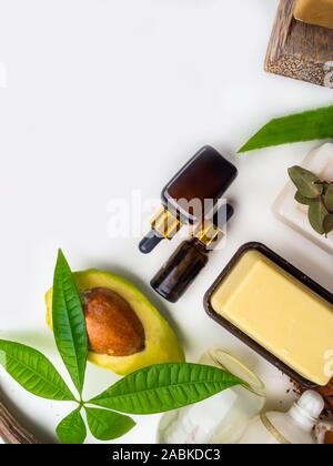 Natürliche eco Skin Care Produkte, Ansicht von oben Zutaten. Kosmetische, Masken, Seife, Blatt, Aloe vera, Avocado, Serum, Hyaluronsäure. Gesichtsbehandlung Stockfoto
