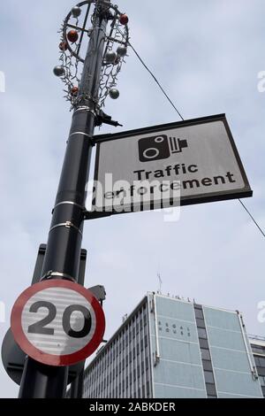 20 mph Höchstgeschwindigkeit und Kamera Durchsetzung der Zeichen in Twickenham, Middlesex, England Stockfoto