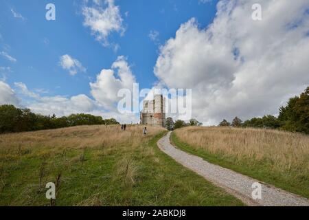 Eine Gruppe von Leuten, Donnington Castle mit weißen Wolken Streifen über der Oberseite an einem Sommertag, Newbury, Berkshire, Großbritannien Stockfoto