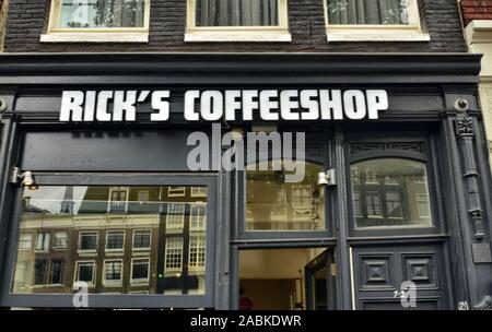 Amsterdam, Niederlande. August 2019. In dem Rotlichtviertel, das Schaufenster von einem der vielen Cafés. Stockfoto