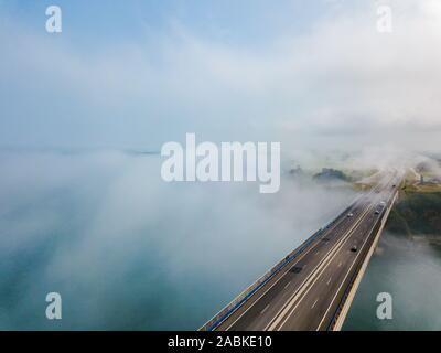 Luftaufnahme auf dos Santos Brücke bei Nebel und die Bucht. In der Nähe von Ribadeo im Norden Spaniens Stockfoto