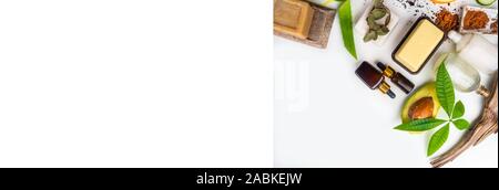 Natürliche eco Skin Care Produkte, Ansicht von oben Zutaten. Kosmetische, Masken, Seife, Blatt, Aloe vera, Avocado, Serum, Hyaluronsäure. Gesichtsbehandlung Stockfoto