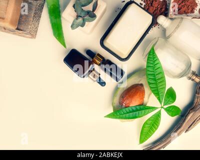 Natürliche eco Skin Care Produkte, Ansicht von oben Zutaten. Kosmetische, Masken, Seife, Blatt, Aloe vera, Avocado, Serum, Hyaluronsäure. Gesichtsbehandlung Stockfoto