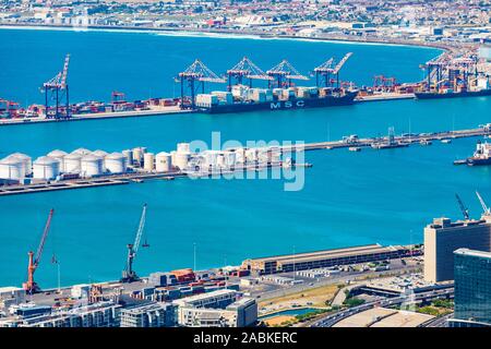 Kapstadt, Südafrika - Oktober 15, 2019: Erhöhte Blick auf Hafen von Kapstadt in Südafrika Stockfoto