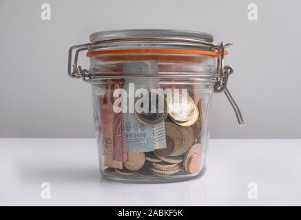 Versiegelte jar von euro Geld, Münzen und Banknoten, Einsparungen Konzept Stockfoto