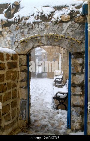 Eingang zum Innenhof einer jüdischen Synagoge. Auf dem Bogen ist in Hebräisch' das Feld der heiligen Äpfel' geschrieben - Winterzeit - Dezember 13, 2013 - alt Stockfoto