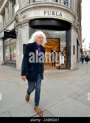 London, England, UK. Ältere Mann mit langen weißen Haaren vorbei Furla Store in der Regent Street Stockfoto