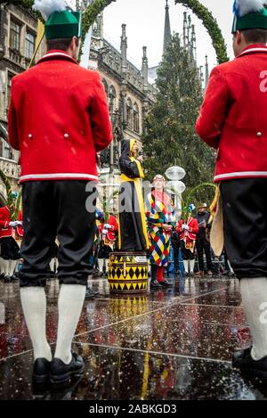 Am Sonntag, den 6. Januar, Münchner Kindl erläutern die Tradition der Schäfflertanz am Marienplatz in München (Oberbayern). [Automatisierte Übersetzung] Stockfoto