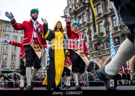 Das Münchner Kindl wird auf der Bühne begleitet von zwei schäffler am Sonntag, 6. Januar am Marienplatz in München (Oberbayern). [Automatisierte Übersetzung] Stockfoto