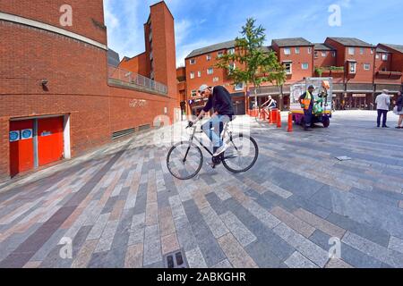 London, England, UK. Mann auf einem Fahrrad in Chinatown Stockfoto