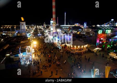 Blick vom Riesenrad auf dem Oktoberfest bei Nacht auf der Theresienwiese in München. [Automatisierte Übersetzung] Stockfoto