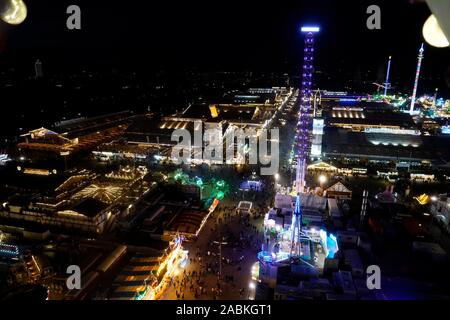 Blick vom Riesenrad auf dem Oktoberfest bei Nacht auf der Theresienwiese in München. [Automatisierte Übersetzung] Stockfoto