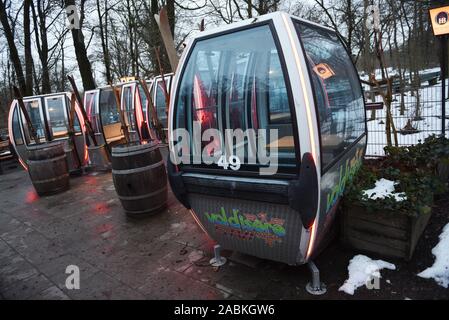 Verworfen ski Gondeln als überdachte Sitzplätze vor dem Kiosk 'Milchhäusl' im Englischen Garten. [Automatisierte Übersetzung] Stockfoto